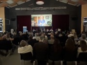 Tribune avec Pr&eacute;sident au centre 